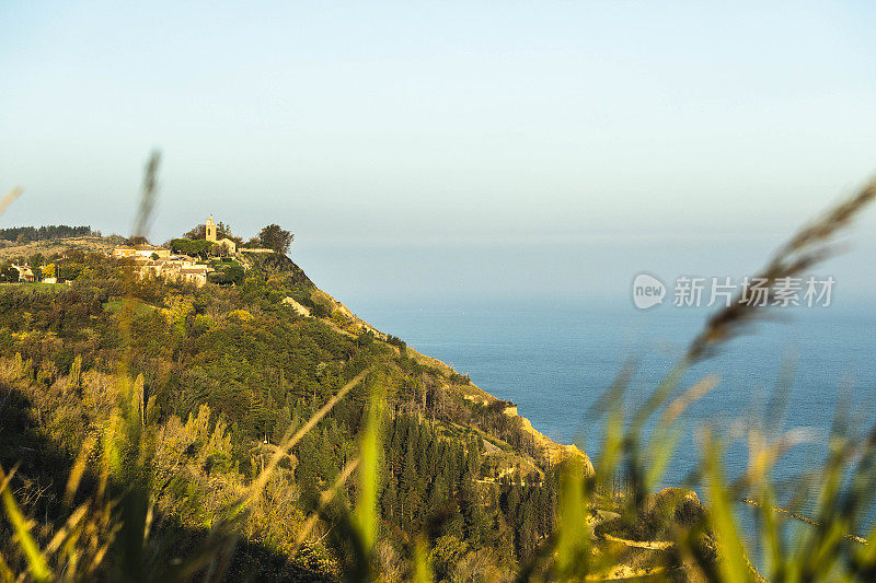 中世纪村庄俯瞰大海，Fiorenzuola di Focara, Pesaro, Marche，意大利